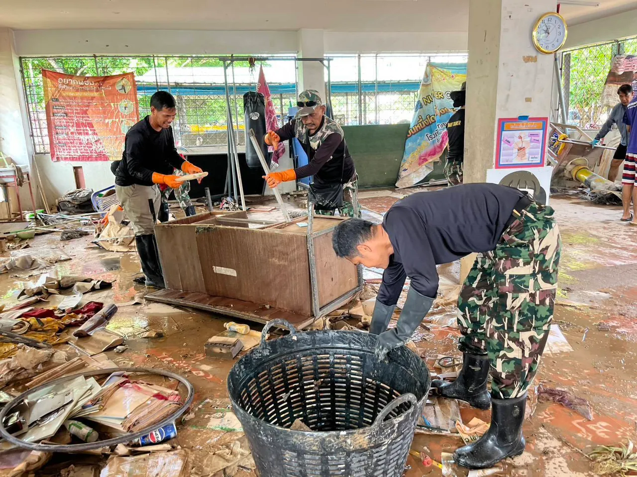 ការសម្អាតទឹកជំនន់នៅហាតយ៉ៃ