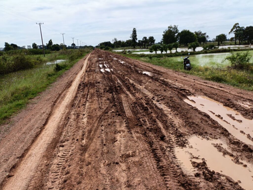 ផ្លូវខូចខ្លាំង