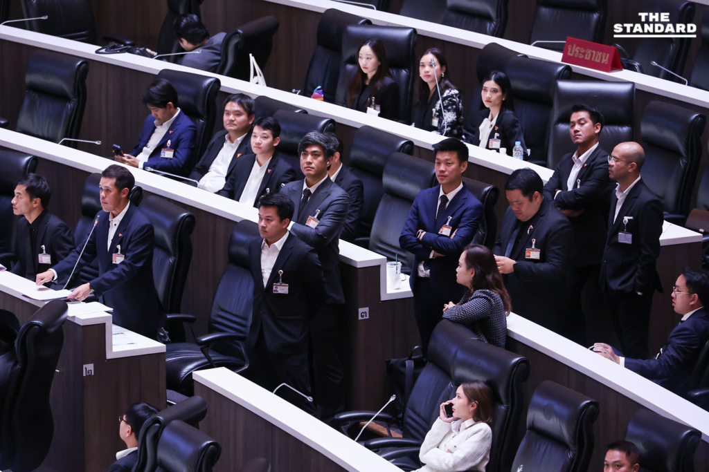 សមាជិកសភាថៃថតរូបអនុស្សាវរីយ៍មុនចាកចេញ