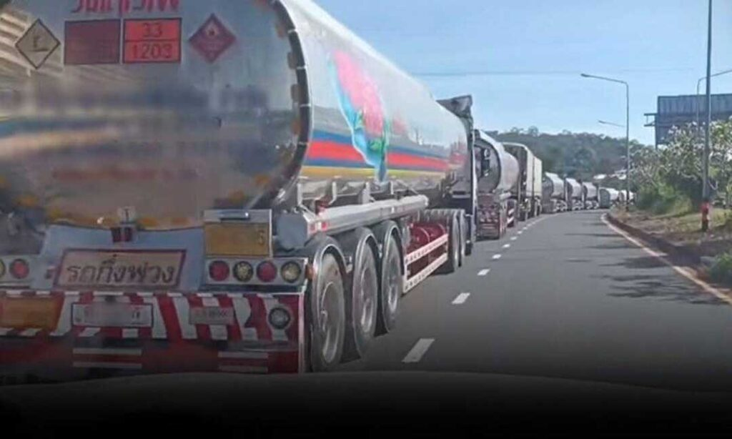 រថយន្តដឹកប្រេងជាប់នៅច្រក Chong Mek