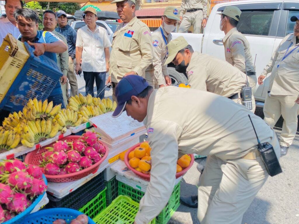 អភិបាលឬស្សីកែវទិញផ្លែឈើ