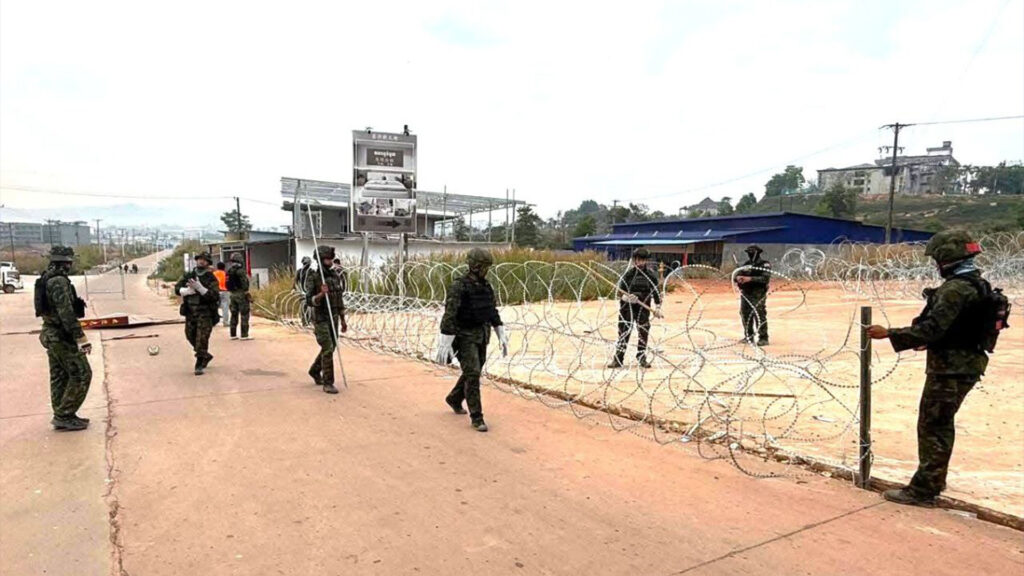 Thai forces lay barbed wire