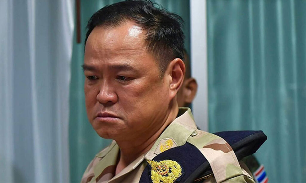 លោក Anutin Charnvirakul