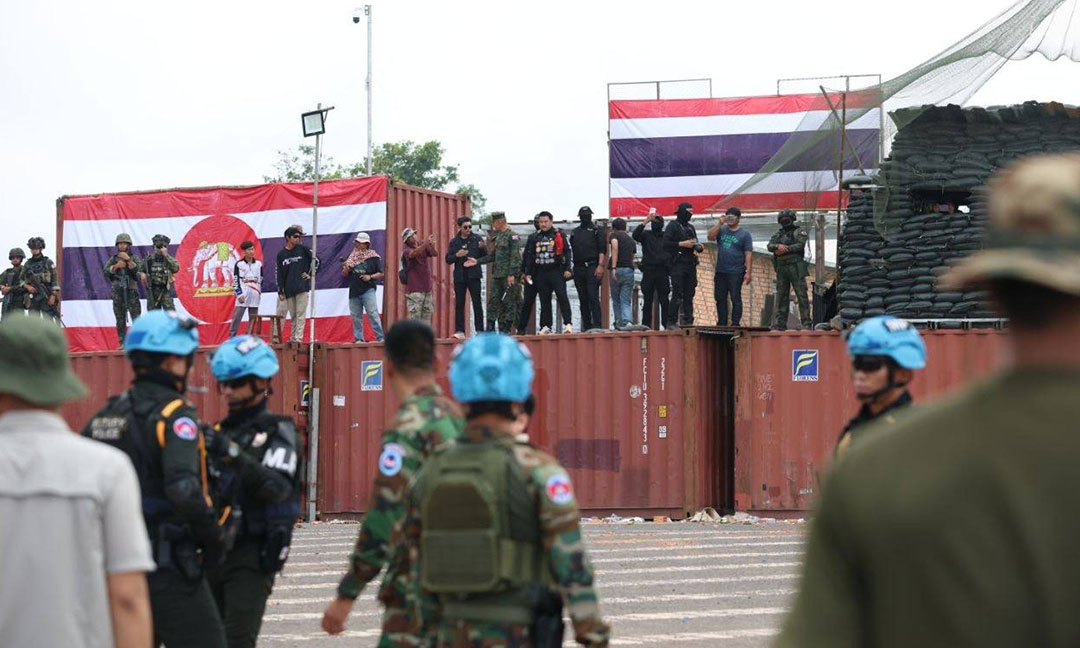 ទាហានថៃលើកទង់ជាតិលើទឹកដីកម្ពុជា បំពានដែនអធិបតេយ្យ និងមិនគោរពវត្តមានគណៈប្រតិភូទូតបរទេស