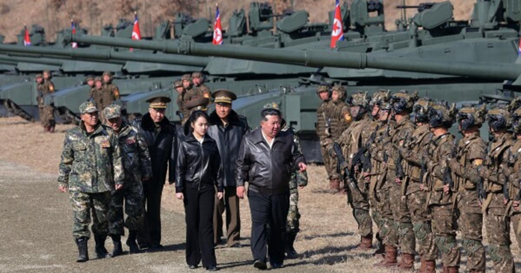 គីម ជុងអ៊ុន និងកូនស្រីជិះរថក្រោះ