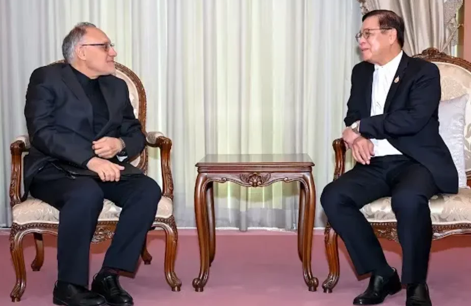 កប៉ាល់ពាណិជ្ជកម្មនៅច្រក Hormuz