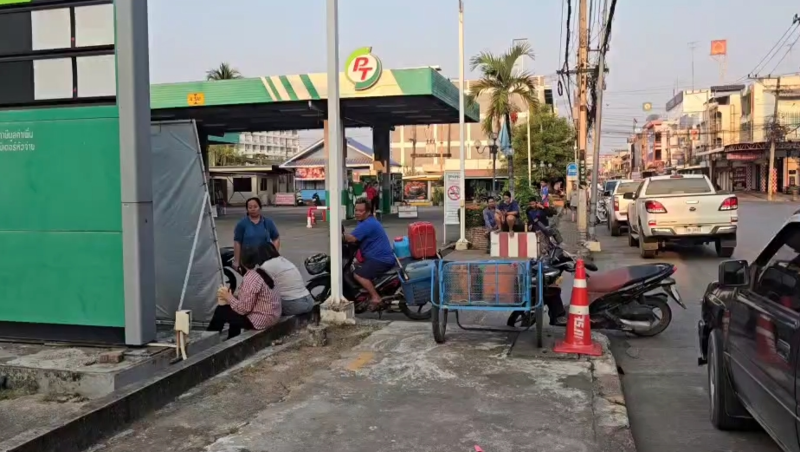 ពលរដ្ឋថៃដេកចាំទិញប្រេង