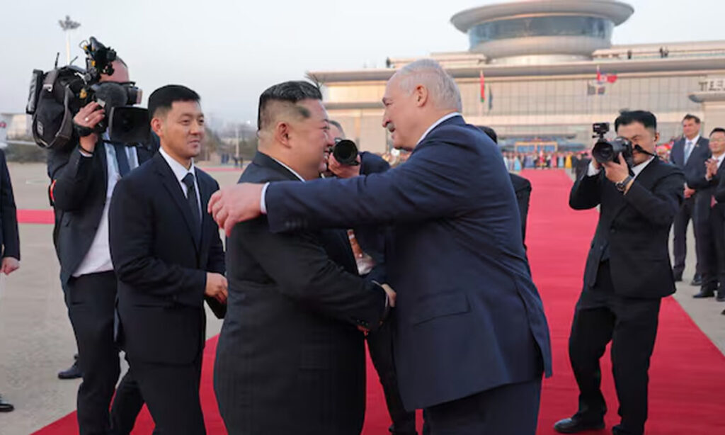 មេដឹកនាំបេឡារុស ​ផ្តល់​​​អំណោយ​កាំភ្លើងស្វ័យ​ប្រវត្តិ​ដល់​លោក គីម ជុងអ៊ុន​ក្នុងជំនួប​​ដ៏កម្រ​