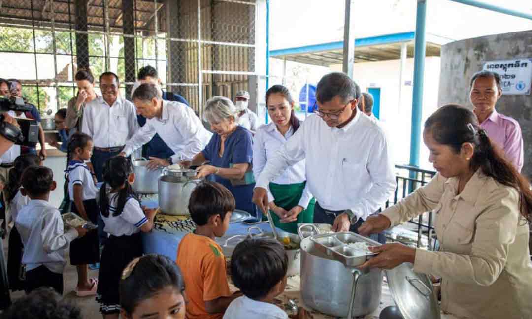 រដ្ឋមន្ត្រីអប់រំ ៖ កម្មវិធីផ្ដល់អាហារតាមសាលារៀនជាយន្តការដ៏មានប្រសិទ្ធភាព កាត់បន្ថយគម្លាតសិក្សារវាងសិស្សទីក្រុង និងជនបទ