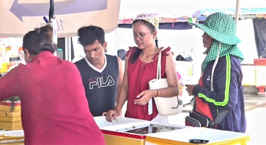 ទេសចរនៅផ្សារក្តាម