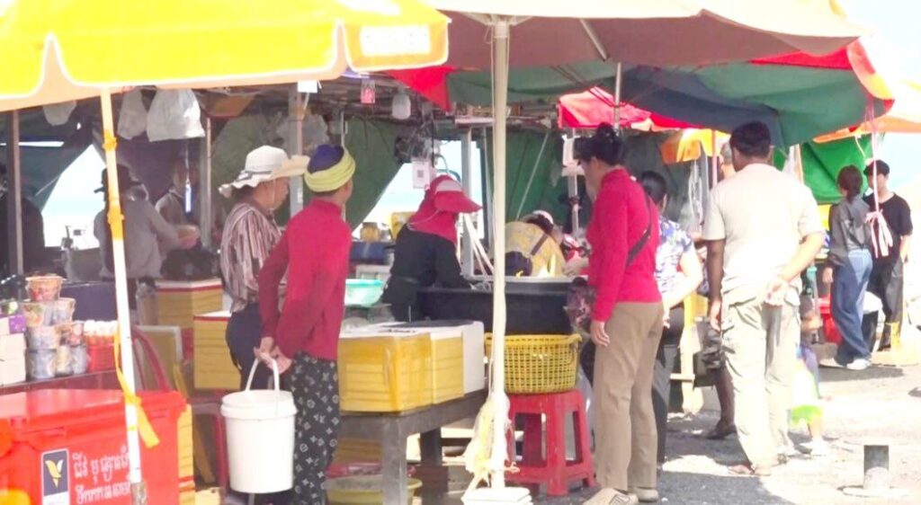 ផ្សារក្តាមកែបទាក់ទាញទេសចរ