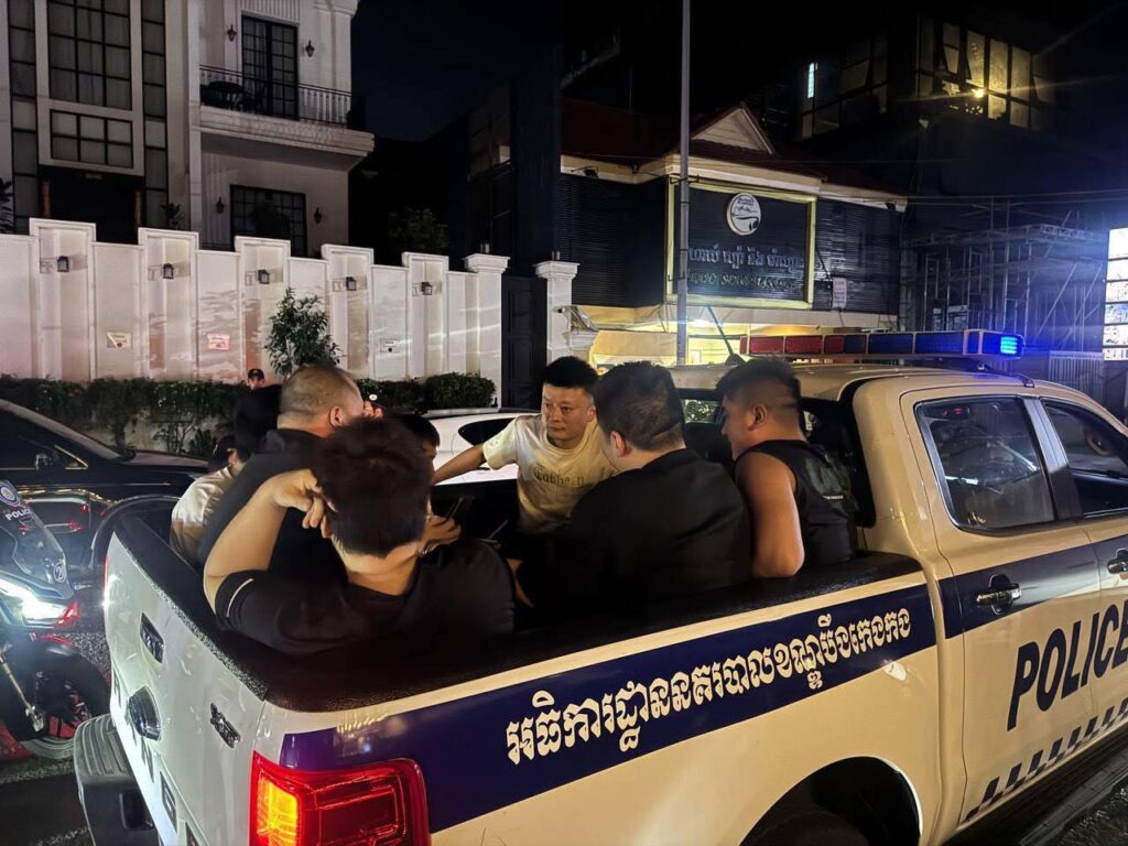 វត្ថុតាងពាក់ព័ន្ធ