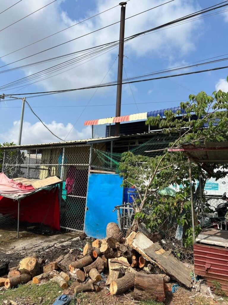 មន្ត្រីបរិស្ថានពិនិត្យរោងចក្រ