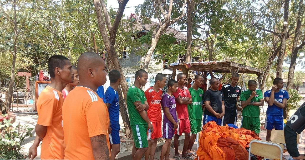 ឃាត់ខ្លួន​សង្ឃក្លែងក្លាយមួយក្រុម បន្លំខ្លួន​ចូល​ពិធី​រាប់បាតបុណ្យទន្លេក្នុងខេត្តក្រចេះ