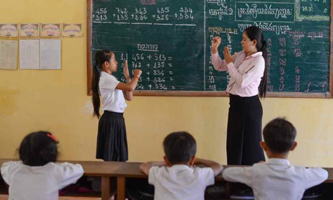 ក្រសួងអប់រំ៖គ្រូបង្រៀនជាប់កិច្ចសន្យាដើរតួនាទីយ៉ាងសំខាន់ក្នុងការរក្សានិរន្តរភាពនៃការសិក្សានៅទូទាំងប្រទេស