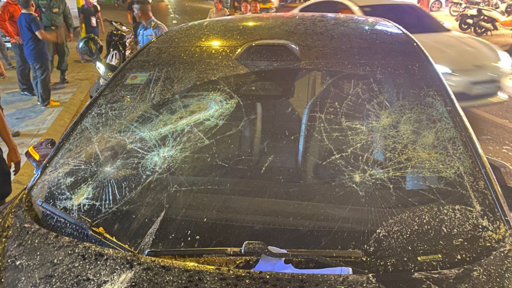 រថយន្តដែលត្រូវគប់