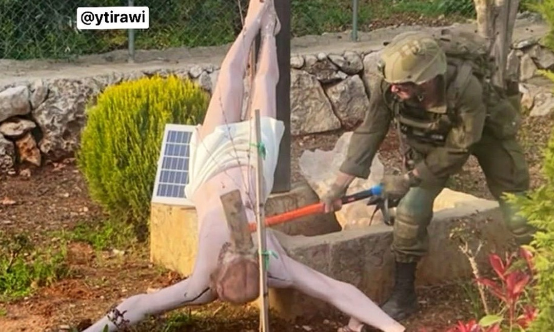 ទាហានអ៊ីស្រាអែល យកញញួរ ដំកម្ទេចរូបសំណាកព្រះយេស៊ូ ពេលចូលឈ្លានពាន លីបង់