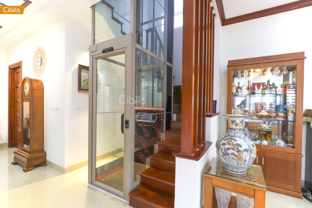 ជណ្តើរយន្តខ្នាតតូច គឺជាដំណោះស្រាយដែលគ្រួសារជាច្រើនតែងពិចារណានៅពេលទីតាំងផ្ទះមានកំណត់។