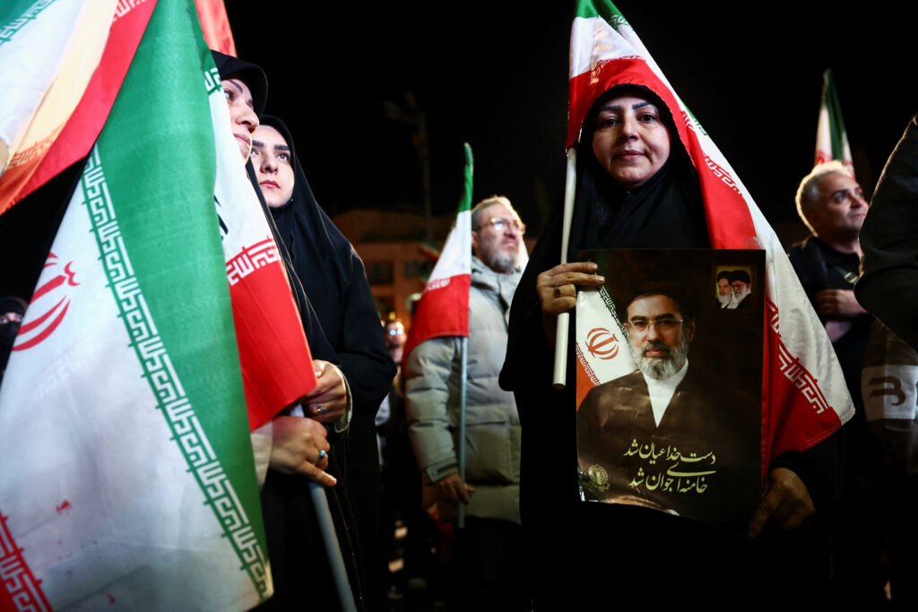 ប្រជាជនអ៊ីរ៉ង់អបអរនៅទីលាន Enqelab-e-Eslami