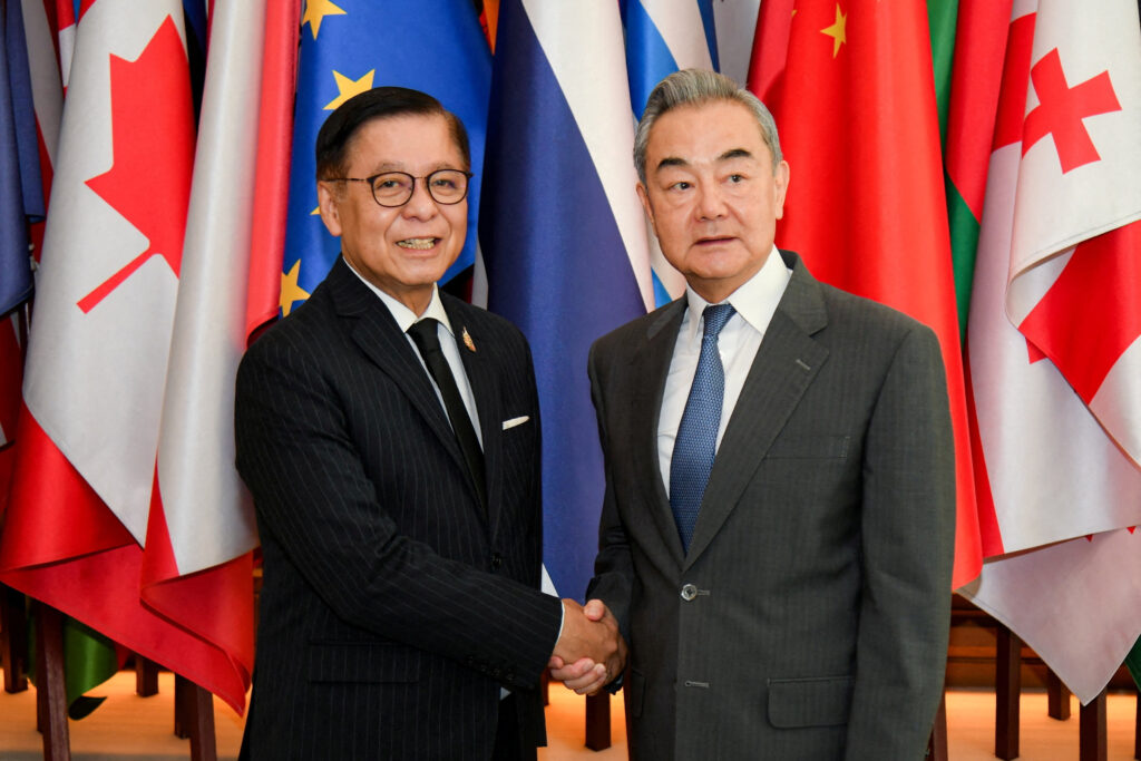 រដ្ឋមន្ត្រីការបរទេសថៃ Sihasak Phuangketkeow ចាប់ដៃសមភាគីចិន Wang Yi