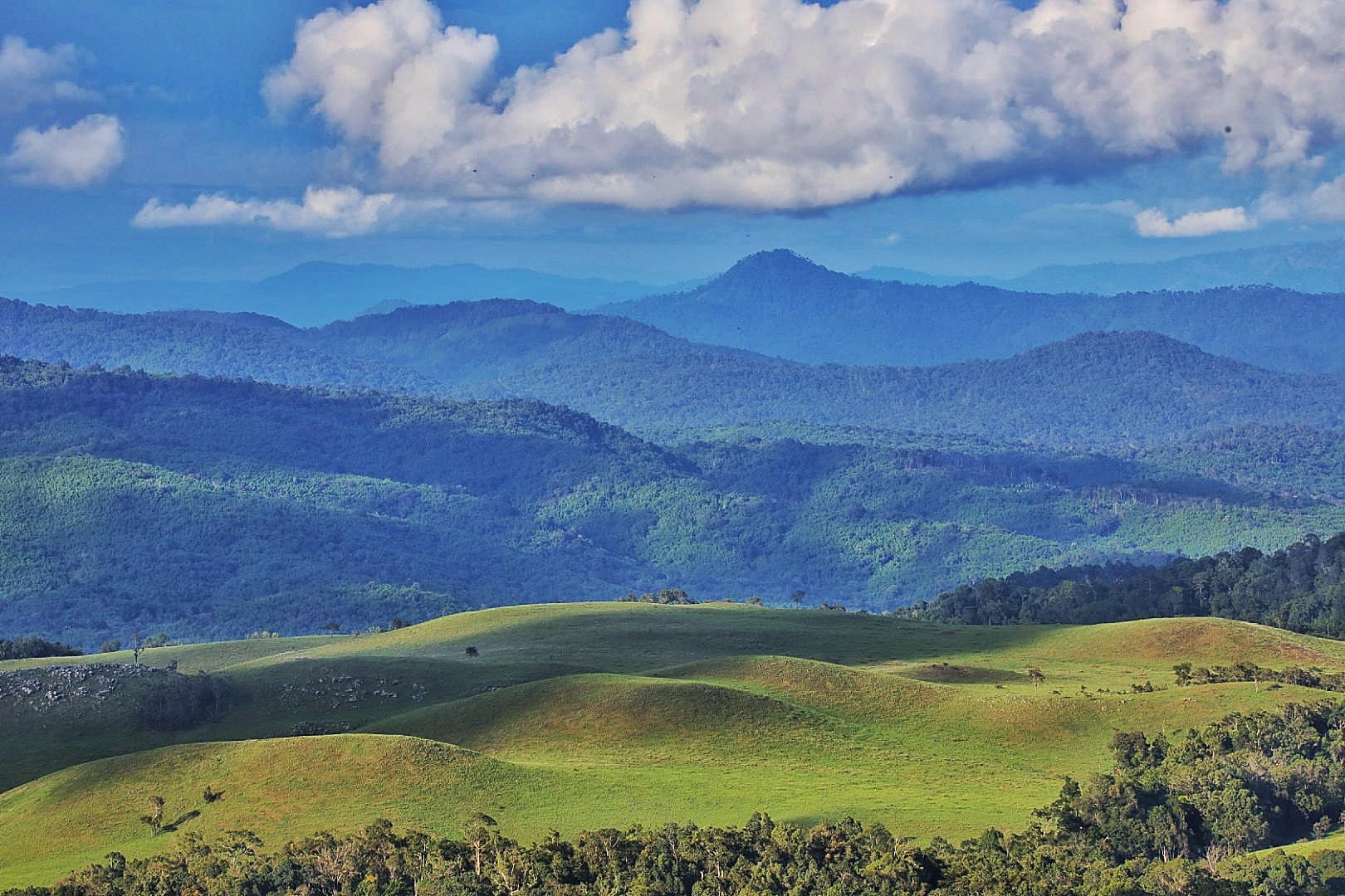 វាលធំឋានសួគ៌លោកិយ ហ៊ុំព័ទ្ធដោយពពក ជួរភ្នំ ព្រៃឈើ មានចម្ងាយ​ជាង ៥០​ ពី​ក្រុងបានលុង