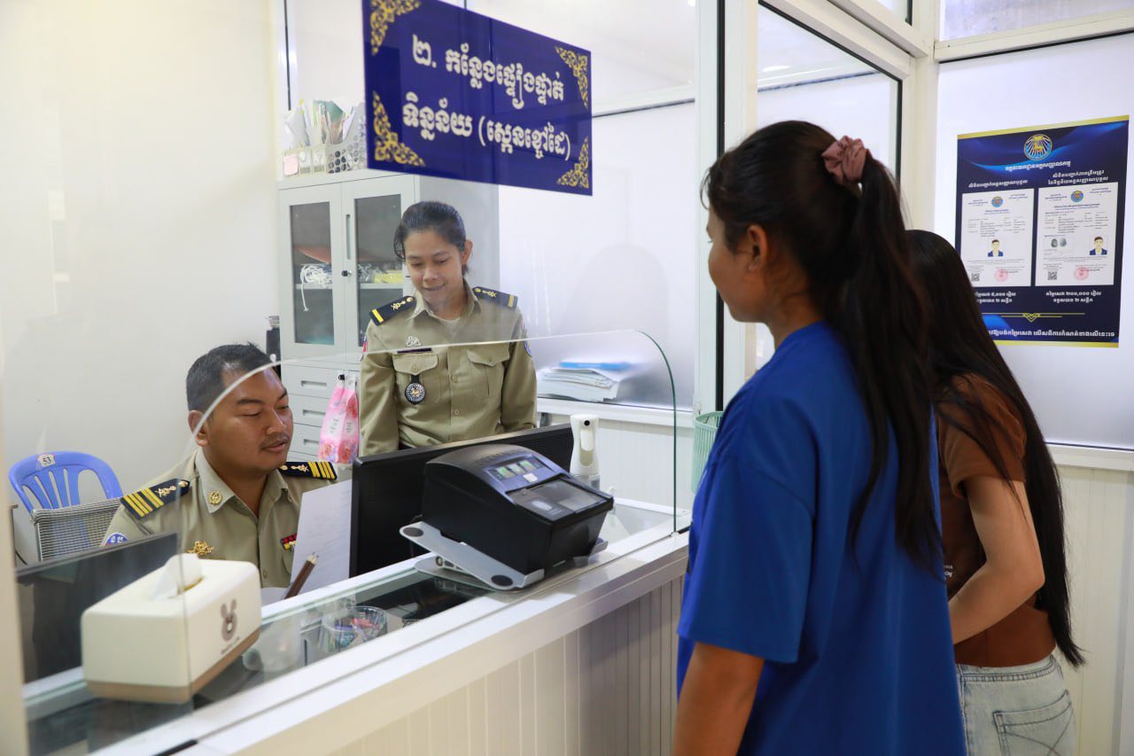 កម្ពុជាបោះជំហានពីការចុះបញ្ជីដោយដៃទៅជាការចុះបញ្ជីអត្រានុកូលដ្ឋានតាមប្រព័ន្ធអេឡិចត្រូនិក ដោយផ្ដើមដំណើរនៅខណ្ឌចំនួនពីរ