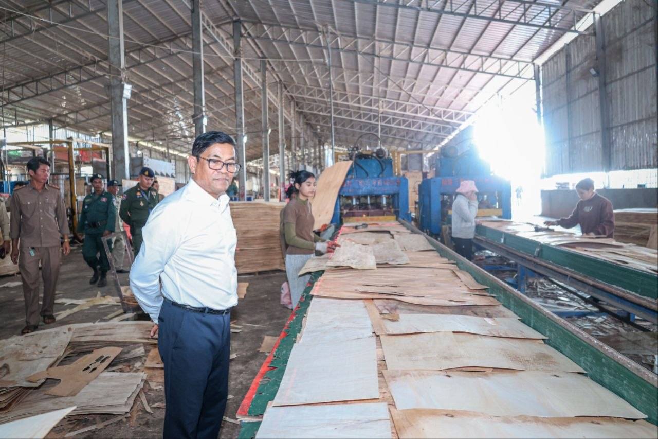 អភិបាលខេត្តរតនគិរី៖ ​គ្មាន​​ឲ្យ​​ឯកសារ​ផ្អឹប​ចោល​លើតុ ​​​លក្ខខណ្ឌ​គ្រប់យ៉ាង​នឹង​សម្រួល​មិន​ឲ្យ​រាំងស្ទះ​វិនិយោគិន​មក​ខេត្ត​រតនគិរី