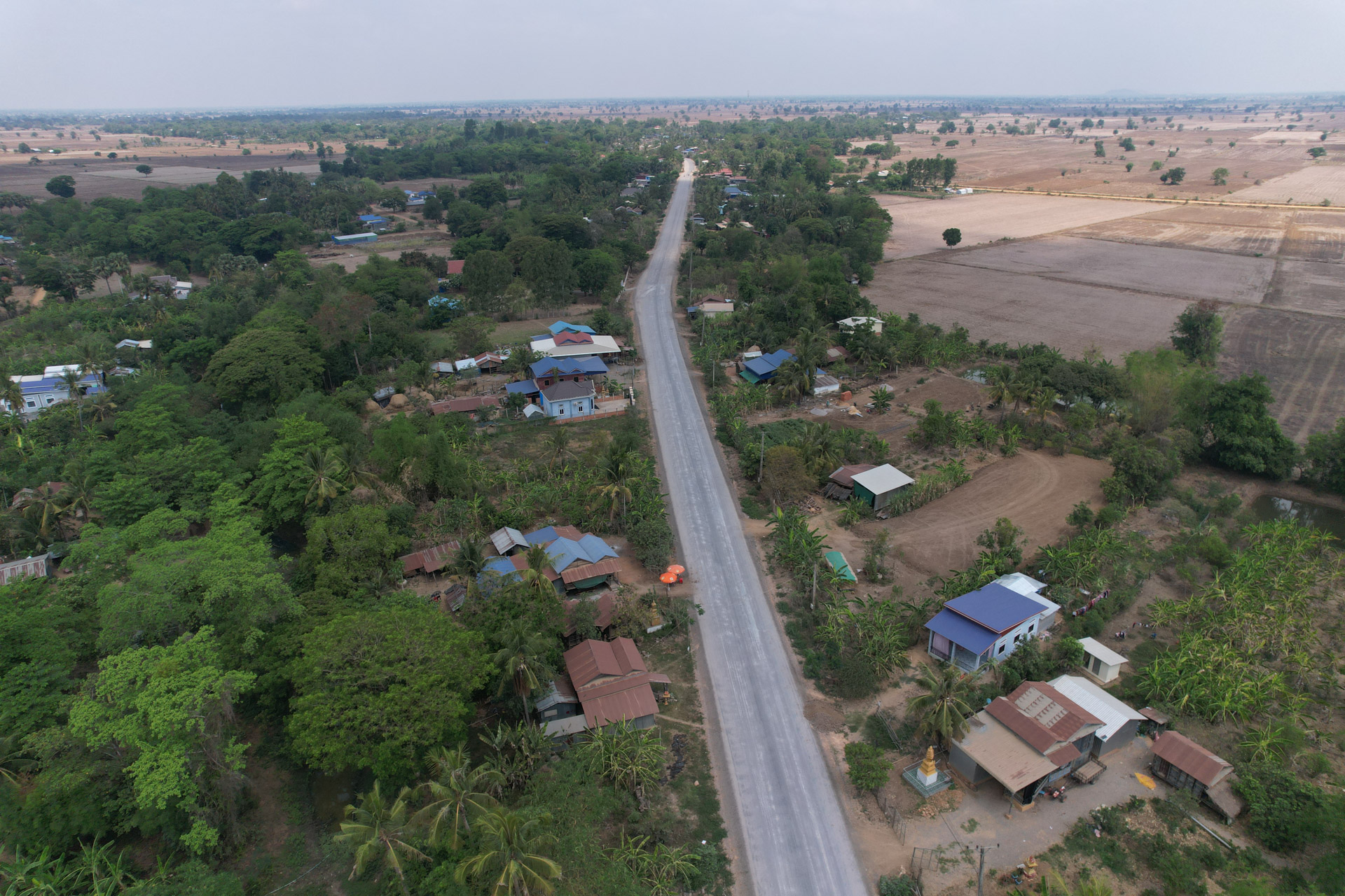 ផ្លូវលំពីរខ្សែ​នៅក្នុងខេត្តបាត់ដំបង កំពុង​សាង​សង់​ ត្រឹ​មពាក់កណ្តាលឆ្នាំ ២០២៦ នឹង​ក្លាយ​ទៅជា​ផ្លូវកៅស៊ូនិងបេតុង