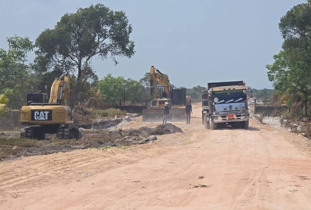 ផ្លូវប្របតាមឆ្នេរ​សមុទ្រ កំពុង​សាងសង់​ពីកែវផុស ទៅ​ជ្រោយស្វាយនៃគម្រោងផ្លូវក្រវាត់ឆ្នេរភ្ជាប់​ពី​ខេត្ត​កំពតដល់​​ខេត្ត​កោះកុង