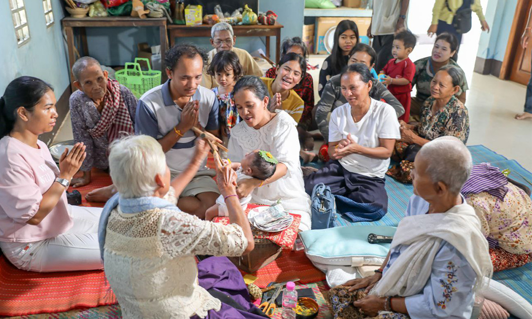 ពិធី«កាត់សក់បង្កក់ឆ្មប» នៅតែនិយមធ្វើសម្រាប់អ្នកស្រុកអង្គរ បើទោះបីស្ត្រីសម្រាលកូននៅមន្ទីរពេទ្យក៏ដោយ