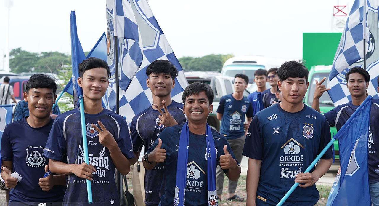 ទឹក​ចិត្ត​ស្នេហា​ជាតិ! ពលរដ្ឋ​កម្ពុជានៅ​វៀតណាម​​ ប្រមូល​គ្នា​ទៅ​គាំទ្រ ព្រះ​ខ័ន​រាជ​ស្វាយរៀង លើស​ពី​ធម្មតា