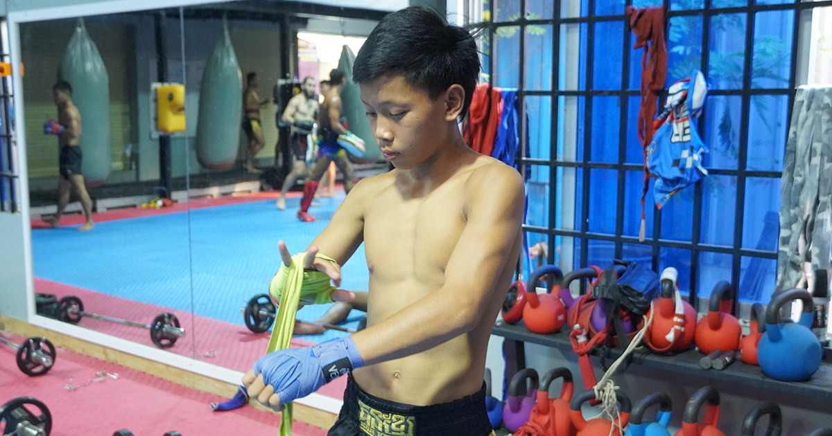 អេលីត​ សំរាំង​ ចូល​ហាត់​ប្រដាល់​ដំបូងៗ​រង​ពិន័យ​របស់​គ្រូ​រហូត​ព្រោះ​រត់​មិន​ទាន់​សិស្សច្បង​ក្នុង​ក្លឹប​