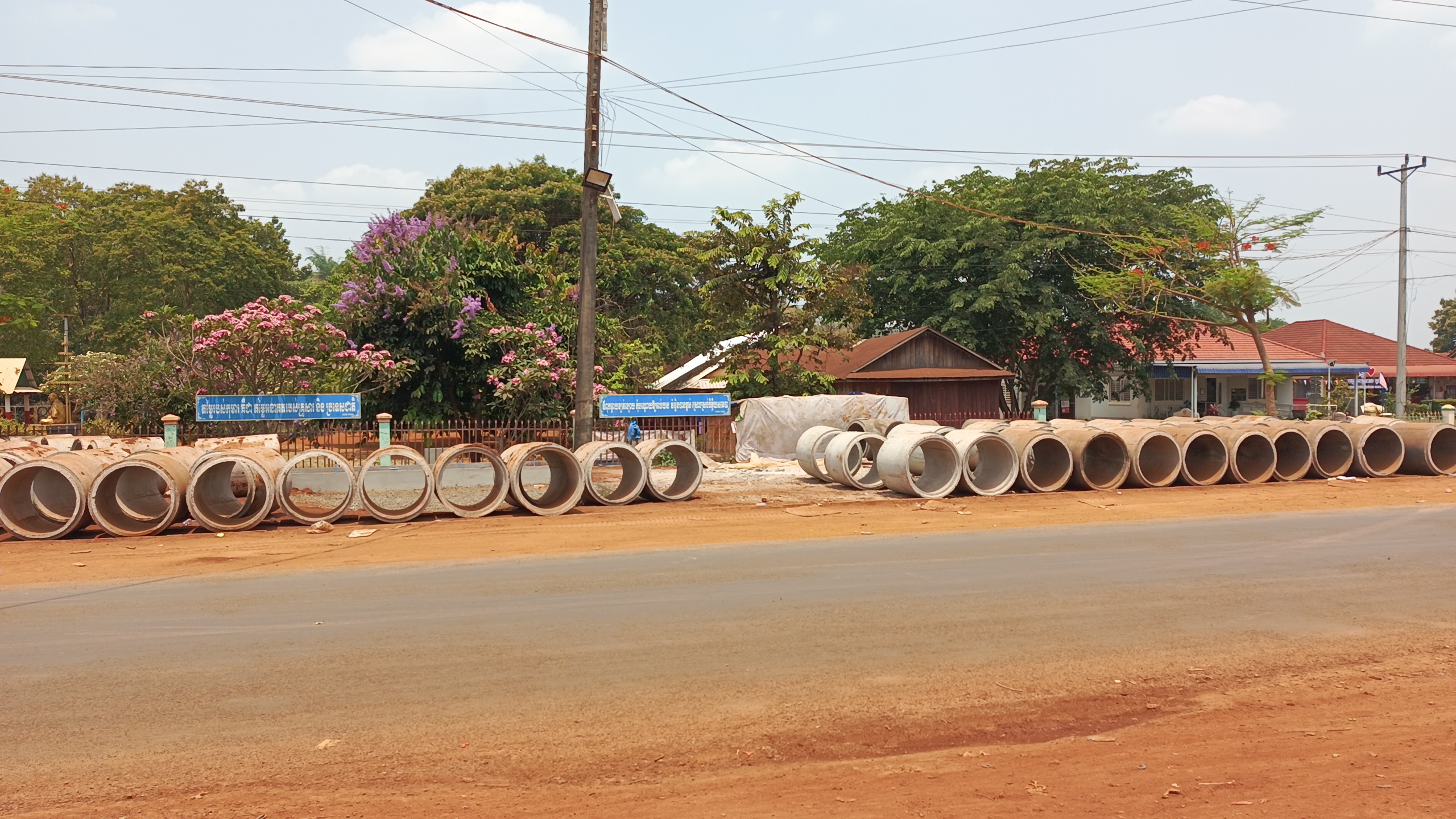 រដ្ឋបាលស្រុកអូរជុំ ដាក់កំហិតឱ្យពលរដ្ឋរុះរើសំណង់រំលោភផ្លូវសាធារណៈ ត្រឹមខែឧសភា ដើម្បីដាក់ប្រព័ន្ធលូ