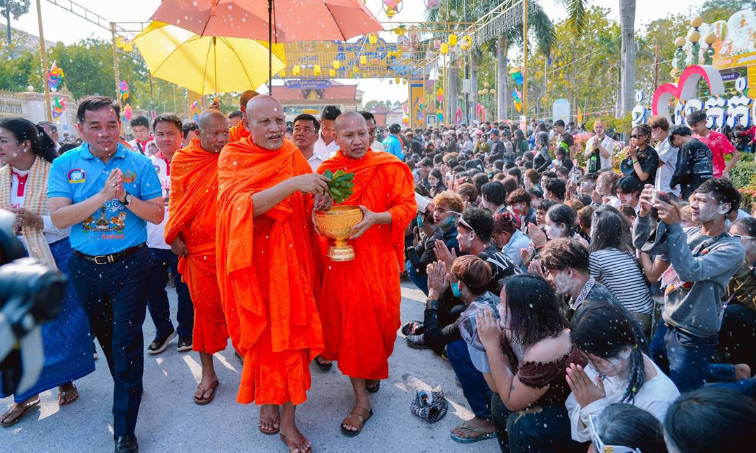 សម្តេចព្រះពោធិវ័ង្សកិត្តិបណ្ឌិត ណយ ច្រឹក ប្រោះព្រំព្រះពុទ្ធមន្តចម្រើនសិរី និងព្រះរាជទានយ័ន្តជូនពលរដ្ឋមកលេងកម្សាន្ដនាខេត្តកំពង់ចាម