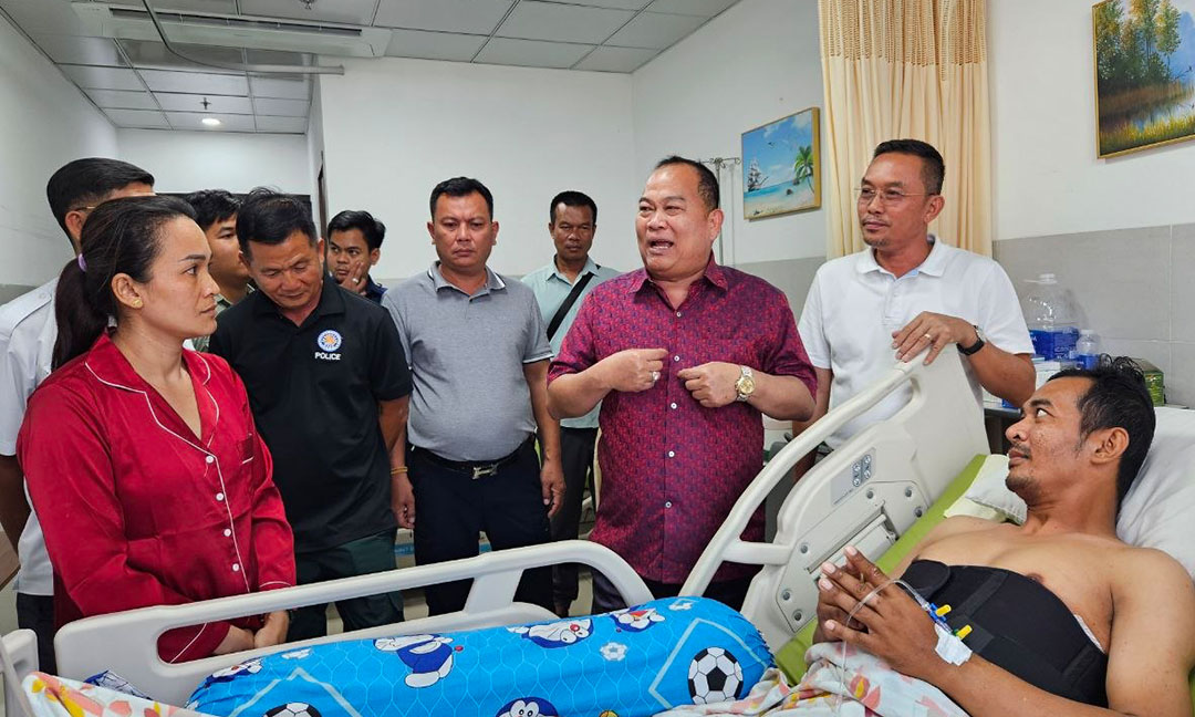 ថ្នាក់ដឹកនាំនគរបាលជាតិ ចុះសួរសុខទុក្ខ នាំយកថវិកាចំនួន ១០០លានរៀល ឧបត្ថម្ភវីរនគរបាលបង្ក្រាបគ្រឿងញៀន កំពុងសម្រាកព្យាបាលនៅប្រទេសវៀតណាម