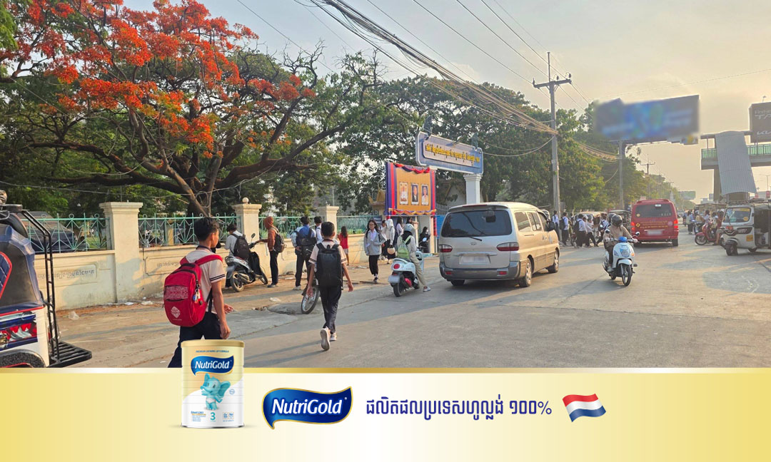 តូបលក់ដូរនៅជាប់របង វិទ្យាល័យ ជម្ពូវ័ន ត្រូវអាជ្ញាធរឱ្យរុះរើចេញ ដើម្បីរំដោះយកចិញ្ចើមផ្លូវសម្រាប់សិស្សថ្មើរ ជើង