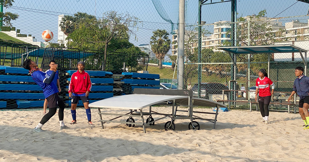 ក្រុម​កីឡា​បាល់ទាត់​លើ​តុ ​ប្រមូល​ផ្ដុំ​នៅ​មជ្ឈមណ្ឌលជាតិ​ហ្វឹកហ្វឺន​កីឡា​ និង​ហ្វឹកហាត់​លើ​ ២ទីតាំងផ្សេង​គ្នា