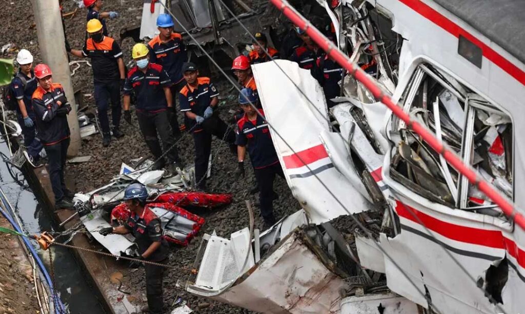 មនុស្សស្លាប់កើនដល់ ១៤នាក់ ក្នុង​សោកនាដកម្ម​បុករថភ្លើង នៅឥណ្ឌូណេស៊ី