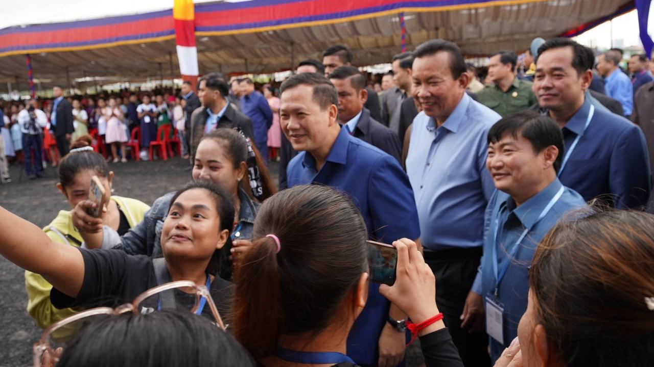 កម្ពុជាបន្តផ្តល់អាទិភាពខ្ពស់លើការលើកកម្ពស់ជីវភាពកម្មករ ខណៈប្រទេសជាច្រើនមិនដំឡើងប្រាក់ខែជូនកម្មករ ព្រោះសេដ្ឋកិច្ចសកលមិនប្រាកដប្រជា