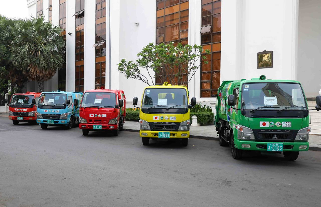 ជប៉ុនប្រគល់រថយន្តដឹកសំរាមចំនួន១០គ្រឿងបន្ថែមទៀត ដើម្បីពង្រឹងការគ្រប់គ្រងសំរាមរបស់កម្ពុជា