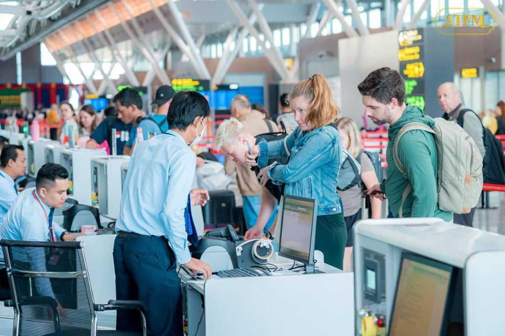 ជំនួសត្រាអន្តោប្រវេសន៍ កម្ពុជាបន្តឱ្យអ្នកដំណើរបរទេសប្រើប្រព័ន្ធឌីជីថល v-Pass