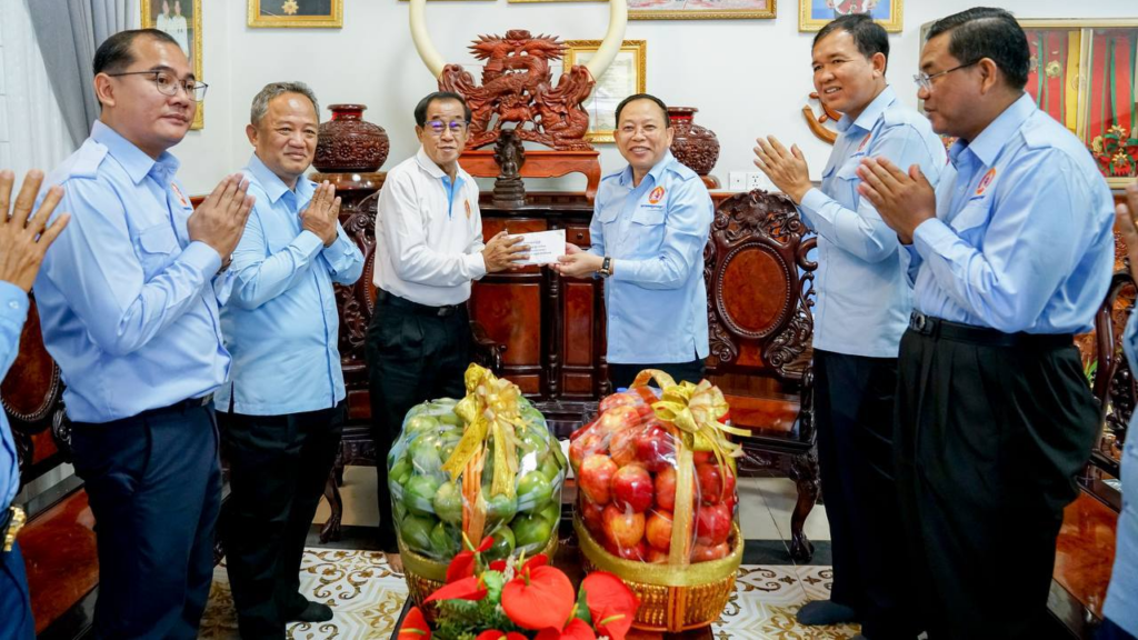 លោក ចាយ ​បូរិន ​អញ្ជើញ​ចុះ​សួរ​សុខទុក្ខ​អតីត​អ្នក​តំណាង​រាស្ត្រ​​មណ្ឌល​ខេត្ត​ព្រះ​សីហនុ​លោក សួស កាណាល់ នៅ​គេហដ្ឋាន