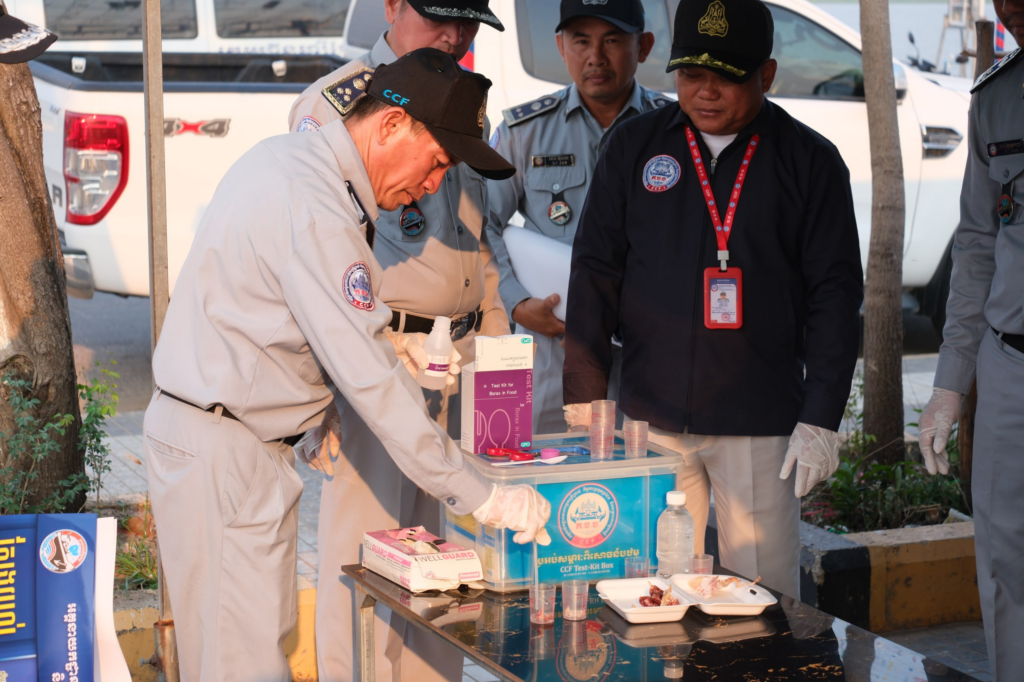 មន្ត្រីខេត្តស្វាយរៀង ចុះត្រួតពិនិត្យសុវត្ថិភាពម្ហូបអាហារនៅមាត់ទន្លេវ៉ៃគោ ដើម្បីការពារសុខភាពពលរដ្ឋ