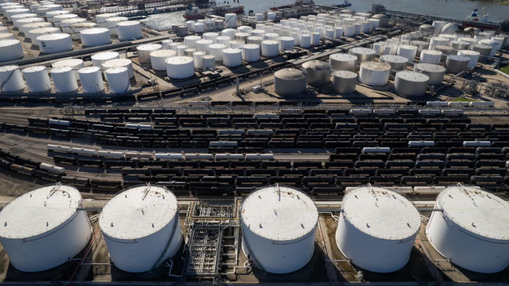 តម្លៃប្រេងធ្លាក់ចុះ