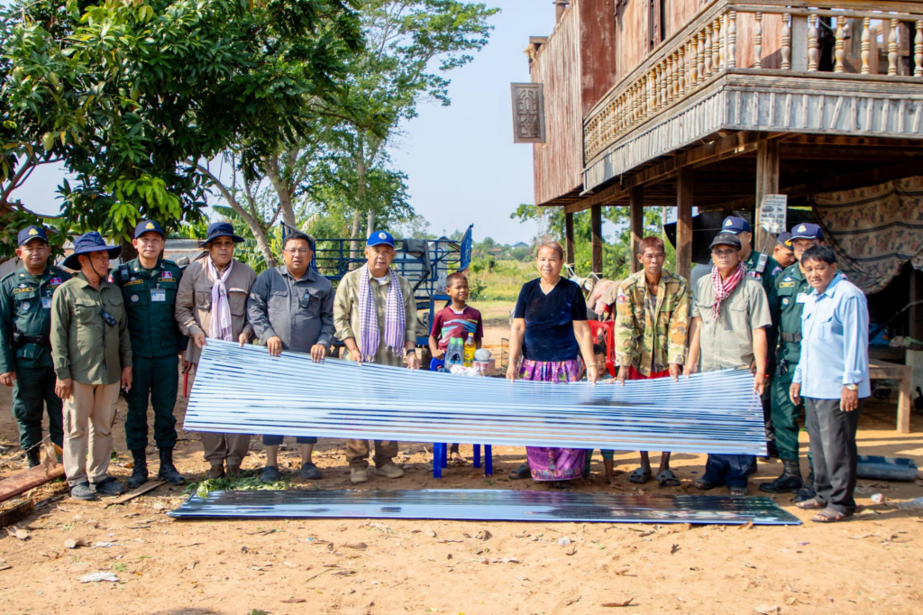 អាជ្ញាធរខេត្តបន្ទាយមានជ័យផ្ដល់ស័ង្កសីដល់ពលរដ្ឋរងគ្រោះដោយខ្យល់កន្ត្រាក់ នៅស្រុកថ្មពួក