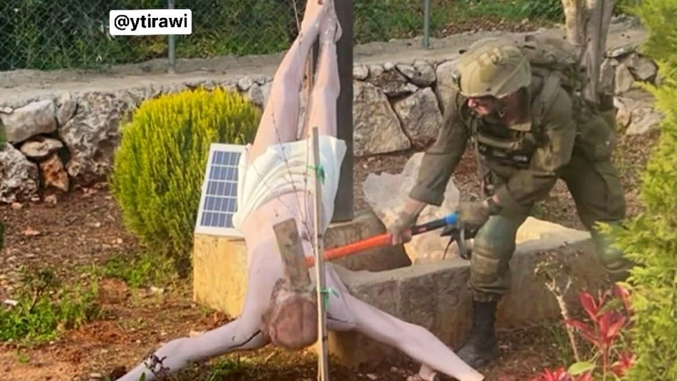 ទាហានអ៊ីស្រាអែលដំកម្ទេចរូបសំណាកព្រះយេស៊ូ