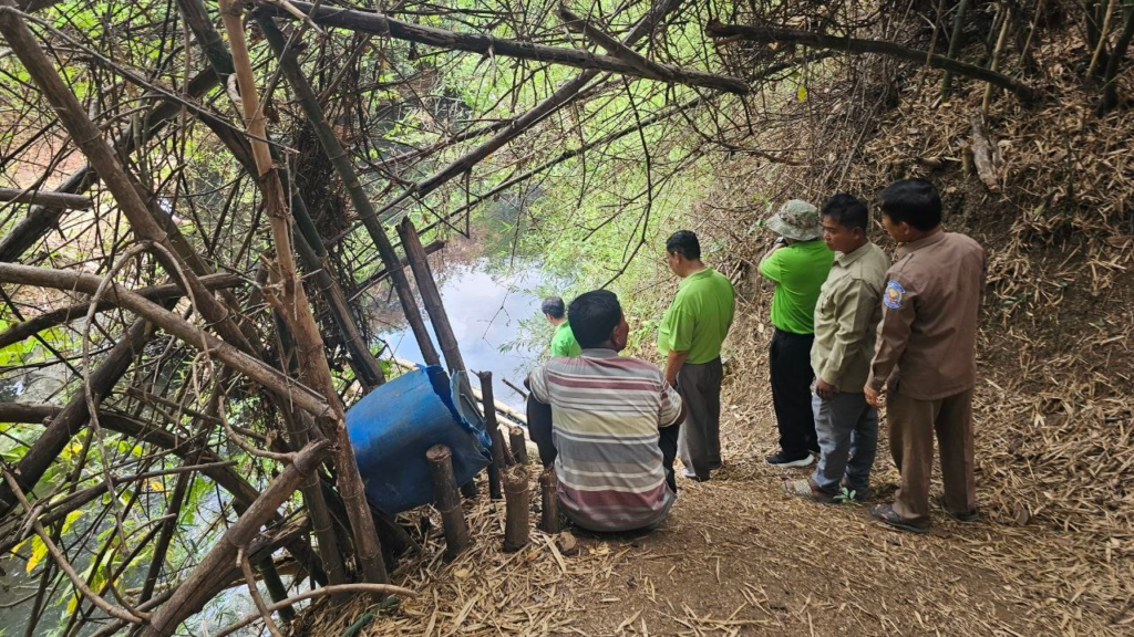 មន្រ្តីបរិស្ថានស្នើពលរដ្ឋកុំបរិភោគត្រីងាប់ និងផ្អាកប្រើប្រាស់ទឹកព្រែកត្រែង នៅស្រុករតនៈមណ្ឌល ខេត្តបាត់ដំបង