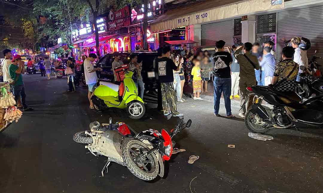 ក្មេងទំនើង ០១ ក្រុម យកថ្មការ៉ូឡាដេញវាយយុវជនប្រុស-ស្រី ០២ នាក់ រងរបួស