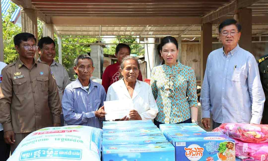 អភិបាលខេត្តប៉ៃលិន ប្រគល់ផ្ទះ ១ ខ្នង ជូនដល់អតីតយុទ្ធជន ក្នុងស្រុកសាលាក្រៅ