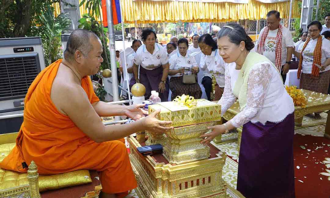 សម្តេច ម៉ែន សំអន បួងសួងដល់ទេវតាឆ្នាំថ្មី និងវត្ថុសក្តិសិទ្ធិក្នុងលោក សូមឲ្យកងកម្លាំងប្រដាប់អាវុធគ្រប់ប្រភេទកំពុងឈរជើងជួរមុខសុខភាពល្អ ទទួលបានជោគជ័យក្នុងការការពារបូរណភាពទឹកដី